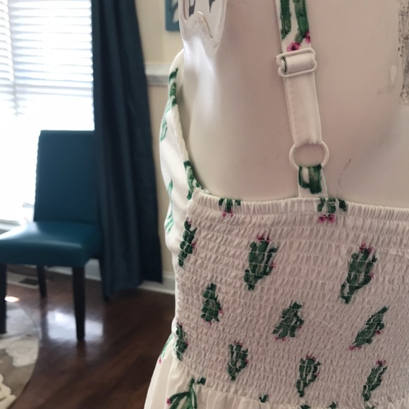 A U W SIZE SMALL. Sundress w cacti on a white background. MINI W STRETCH BACK 💚 - Picture 7 of 8